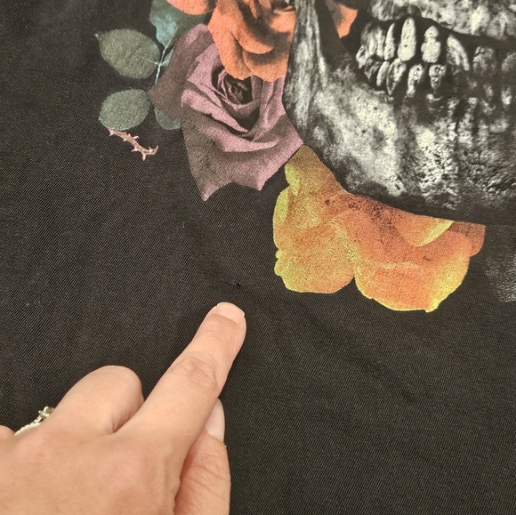 Guess Men Large Skull Grunge Skull Roses Black Goth Graphic Short Sleeve Tee - Picture 4 of 8